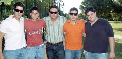 26  noviembre 2005
 Salvador Sánchez celebró su cumpleaños recientemente con una fiesta, acompañado por sus amigos Diego Campa, Gerardo Bustos, Alejandro Guajardo y Hernán Cepeda.