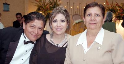 Jorge, Paty Venegas y Marianela Yaber.