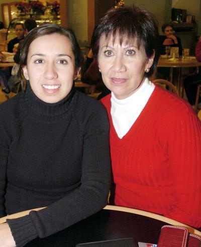 Lucía Martínez y Lilia Valdepeñas.