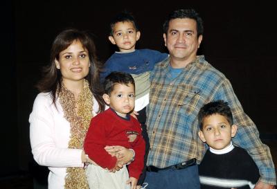 Jorge Hernández Sosa con sus papás Jorge Hernández y Alejandra Sosa organizadores de su fiesta de cumpleaños