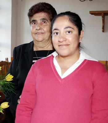 27 de noviembre 2005
Sandra Martínez de Elizalde captada junto a la organizadora de su fiesta de canastilla María Inés de la Torre Nava