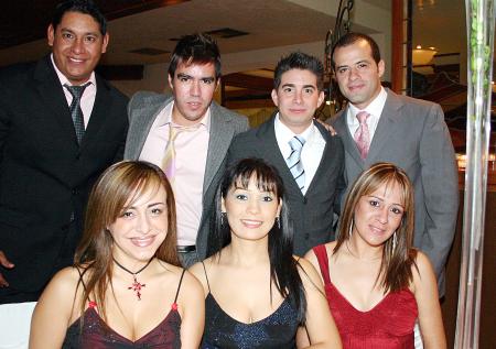 Graciela Villalobos, Faby Escalante, Vane Delgadillo, David Villalobos, Ricardo Reynoso, Ricardo Sánchez y Dante Elizalde.