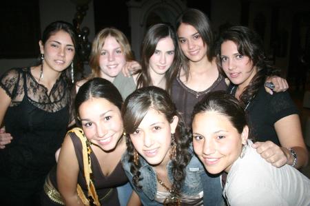 Mariana Flores, Isabel Negrete, Marcela Rodríguez, Mariel Balandrano, Paulina García, Anacrís Mendoza, Daniela Dïaz y Laura Garrido.