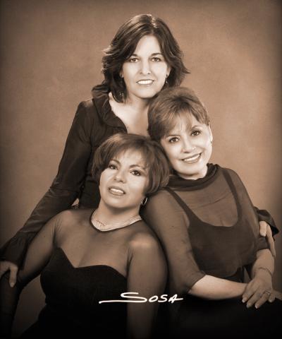 María del Carmen Sotelo, María Dolores Morán y Martha Alicia Meza captadas en un estudio fotográfico.