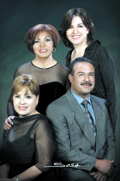 María del Carmen Sotelo, María Dolores Morán, Martha Alicia Meza García y Fidel Ontiveros Jiménez celebraron con una fiesta 25 años de labor magisterial.