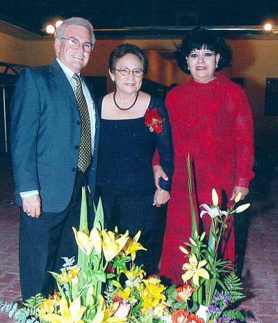 Irene Martínez Rebolloso en el homenaje que le ofreció el profesor Lorenzo de Lira, director del Centro Cultural Pablo C. Moreno con motivo de su aniversario magisterial, la acompaña Irma Esquivel.