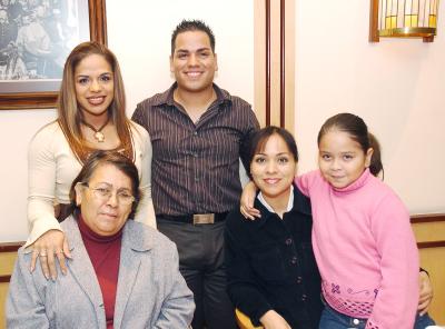 Juan Manuel acompaña a su mamá María de los Ángeles Alvarado Luna, de su hermana Lidia, y su amiga Yanela Mota, así como la niña Cecilia.