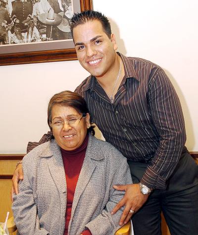 Juan Manuel Charles el día de su festejo junto a su mamá..