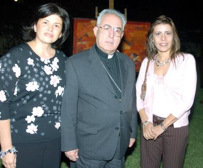 Lourdes Rebollo de González, obispo José Guadalupe Galván Galindo y Ana Cristina García de Inzunza.