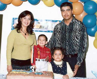 Alejandro Tabares Sifuentes en su fiesta de cumpleaños, en compañía de sus papás Sandra Margarita Sifuentes de Tabares y Alejandro Tabares y su hermanita.