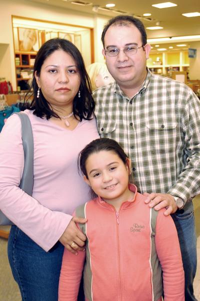 Cassandra Medina Hernández, Elías Medina y Norma Hernández.