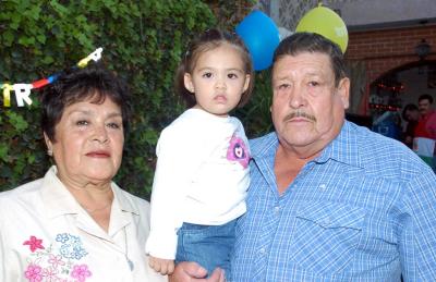 Daniela DelgadilloWong acompañada por sus abuelitos, José Luis Delgadillo y Carmen Mena de Delgadillo, en la merienda que le ofrecieron.