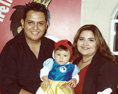 Jaime Rodolfo Delgado Favela y Laura Melissa Herrera de Delgado, con su hijita Jimena Delgado Herrera, el día de su piñata.