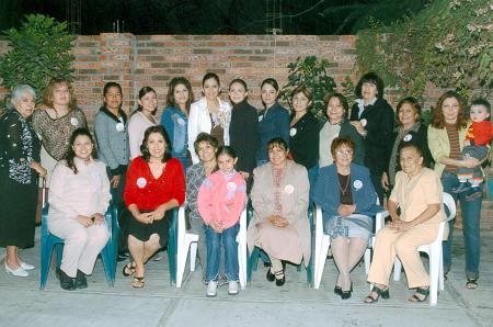 28 de noviembre 2005
María Luisa Cruz Álvarez captada con un grupo de amistades en la despedida de soltera que le ofrecieron en días pasados.