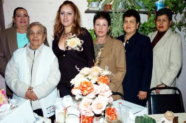 María Guadalupe Carrillo, Amparo  Salinas, Rosario Salazar, María Elena Salazar y Ana María Salazar, le organizaron una fiesta de despedida a Norma Dena Salazar.