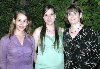 29 de noviembre 2005
Mariana Delgado de Robles disfrutó de una linda fiesta de canastilla organizada por su suegra, la Sra. Yolanda Heimpel de Robles y su cuñada, Claudia Robles de Garza.