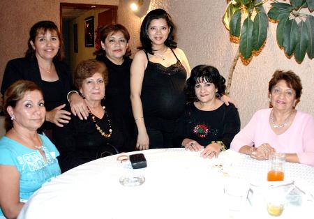 Amada Márquez, Mercedes Colomer, Carmen Castañeda, Nena Castañeda, Latife Ale,Rosy Ale, Carmen Soto y Milagros Vázquez