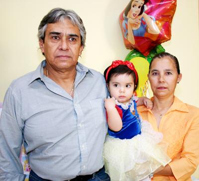 Juan Manuel Ramírez y María del Rosario Peraza con su nieta Andrea Sandoval Ramírez, el día que cumplió su primer año.