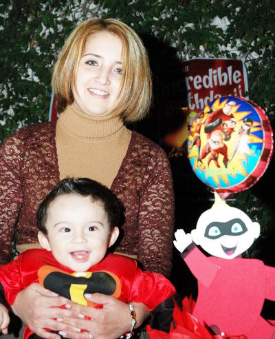 Héctor Emilio Manzano Báez junto a su mamá, María de Lourdes Báez de Manzano.