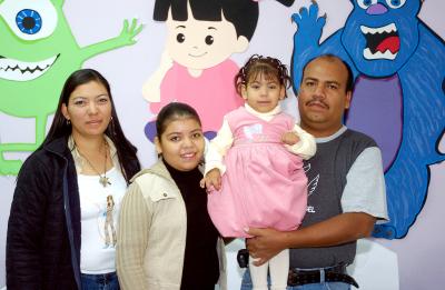 30 de noviembre
Natalia Ramírez Espino, captada el día de su piñata con sus papás Cecilia Espino y Héctor Ramírez y su hermanita Angélica.