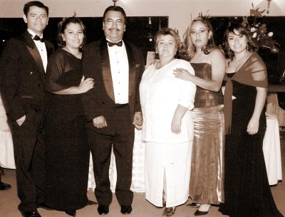 Antonio Silva e Irma Alicia Martínez, acompañados por sus hijos Antonio, Irma, Edith y Cristy Silva Martínez.