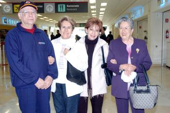 29 de noviembre 2005
Laura y María Elena Azcárraga viajaron a México, DF. y fueron  despedidas por Ema y Roque de León.