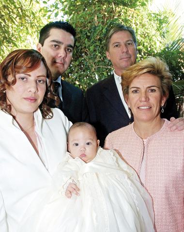 mo_01122005_2 
 Isabella Herrera Lavín con sus papás, Óscar Herrera Becerra y Ana Cristina Lavín de Herrera, Guillermo Torres Valencia y Magdalena Lavín de Torers.