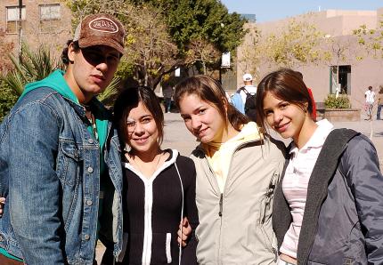 ch_01122005_4 
Héctor Gaytán, Mariana Villarreal, Lourdes Humprey y Ana Cristina Cobo.