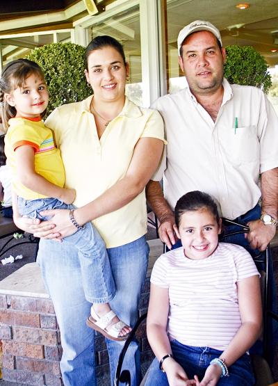 02122005_7 
 Natalia Fernández de Zarzosa, Ricardo Zarzosa, Paulina y Natalia Zarzosa Fernández captados recientemente