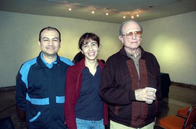 va_04122005_15 
Juan Robles, María Teresa y Eliseo Martínez.