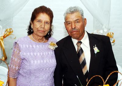 va_04122005_17 
 María Luisa Muñoz Vázquez y Rafael Martínez Mendieta celebraron 50 años de casados.