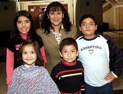 va_04122005_21 
Zulema Contreras de Ocaña, Pamela, Paulina y José Ocaña y Jose Villalba.