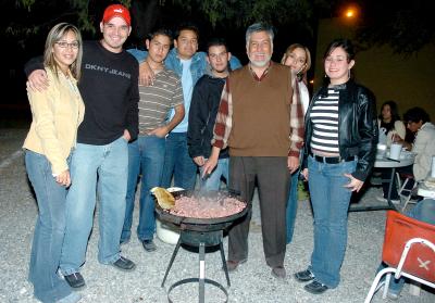 va_04122005_25 
Ana Laura Carrillo, Amauri Pérez, Miguel Ángel Ridríguez, Carlos Aguilar, Luis Cortinas, Francisco Huitrado, Susana Aguilar y Gabriela Caballero.