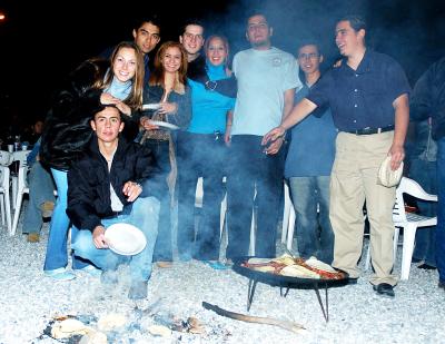 va_04122005_44
José Gámez, Deborah Blackally, Luis Armando de la Cruz, Raquel Mendoza, Roberto Ibarra, Elizabeth Fayad, Óscar Burciaga, Luis Michel Gutiérrez y Héctor Sánchez.