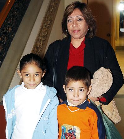 va_04122005_57 
Minerva Flores, Aylín Herrera y Juan Fernando Gutiérrez