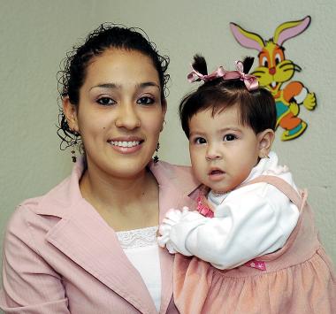 ni_04122005_21 
Ivanna Chávez Pérez en compañía de su mamá Brenda Cecilia Pérez Soto el día que cumplió un año de vida.