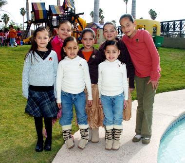 ni_04122005_6 
Eti Hetel, renata Acevedo, Ana Elisa Herrera, Alexa Ferriño, Marijose y Cristina Ríos y Regina Rodríguez.