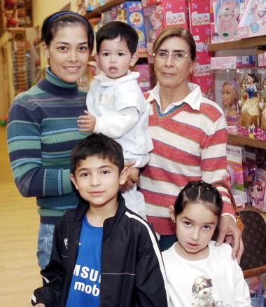 ni_08122005_2
Berenice de Caballero, Rodrigo Caballero, Armando y Ana Román y Yoya F. de Román.