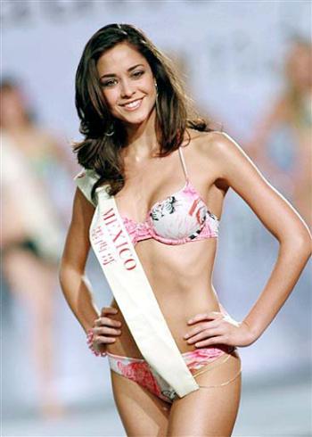 Dafne Molina Lona, representante de México en Miss Mundo 2005, logró el segundo lugar  en la etapa previa en traje de baño, Miss Beach Beauty, competencia ganada por Miss Rusia.

El porte y la belleza de la mexicana la han ubicado como una seria aspirante a la corona, hasta ahora en manos de la peruana María Julia Mantilla que ganó el año pasado en ese mismo escenario.