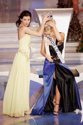 La peruana María Julia Mantilla García (izq.), actual Miss Mundo, junto a Miss Australia, Dennae Brunow.