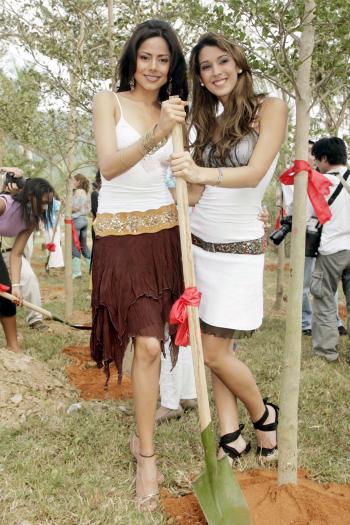 Miss El Salvador, Alejandra M.irian carcamo ramos y Miss Ecuador, Marielissa Marques Gutiérrez.