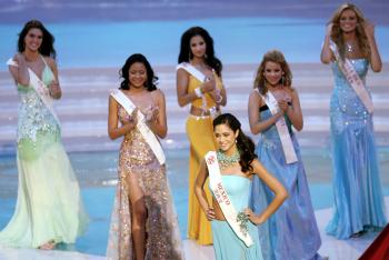 Las bellas representantes de cada país participaron en el ensayo previo para la gran final del concurso de belleza que se lleva  a cabo en China.