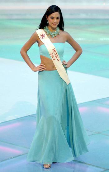 Desde que obtuvo el segundo lugar en Nuestra Belleza México 2004, coronándose como Nuestra Belleza Mundo, Molina inició una rígida preparación, ya que por primera vez la organización nacional del certamen la envió a tomar un curso completo en Vancouver, Canadá. Ahí, la estudiante de Diseño de Interiores de la Universidad Motolinía del Pedregal recibió cursos de modelaje, nutrición y maquillaje, entro otros.