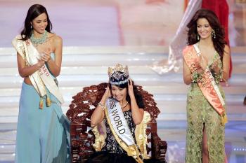 Realmente emocionada, la mexicana Dafne Molina Lona aplaudía al lado derecho del escenario mientras coronaban a su compañera islandesa Unnur Birna Vilhjalmsdottir como Miss Mundo 2005.

La ganadora nació en la capital Reykiavik, y le gusta el excursionismo y tocar el piano. 

Dijo que su lema es, 'Una persona es lo que hace'.