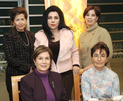 va11122005_12 
Alma Rosa de Campos, Bertha de Garza, Mercedes de C. Fernández, Paz de Iduñate y Cecy de Sánchez, en su tradicional posada navideña.