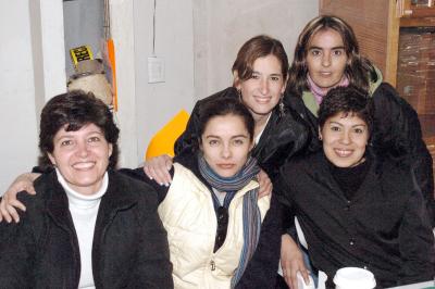 va11122005_21 
Lola Tumoine, Lucy Gama, Pily Diez, Mónica Diez y Paty Gómez.