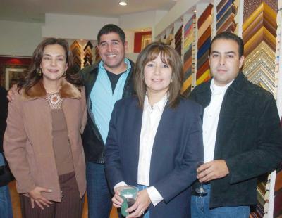 va_13122005_1 
Laura de Borrego, Ramón Borrego, Cecilia Lozano y Gilberto Lozano.