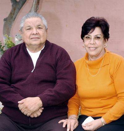 va14122005_4 
María Eugenia Castro de Prado acompañada por su esposo, Luis Javier Prado Ortiz, en el festejo que le organizaron.