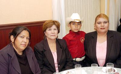 va17122005_8
María del Carmen Martínez, Paula Rodríguez, Jesús Manuel y María Guadalupe Valenzuela.