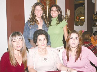 va_18122005_12 
 Salomé de Martínez, Pina, Mary Carmen, Vero y Angélica Martínez